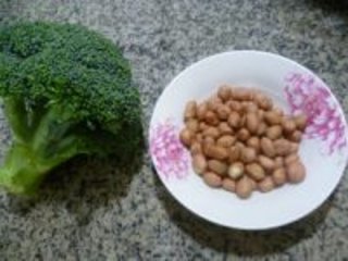 花生米炒西兰花的做法步骤1