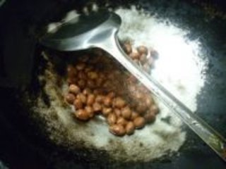 花生米炒西兰花的做法步骤4