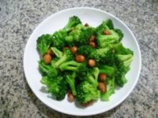 花生米炒西兰花的做法步骤9