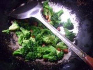 花生米炒西兰花的做法步骤8