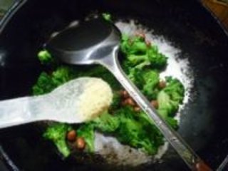 花生米炒西兰花的做法步骤7