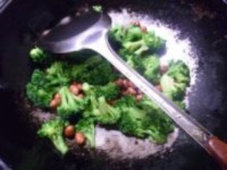 花生米炒西兰花的做法步骤5