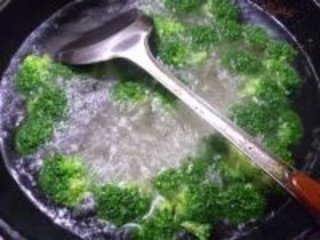 花生米炒西兰花的做法步骤3