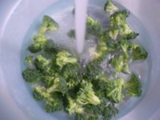 花生米炒西兰花的做法步骤2