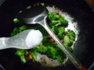 花生米炒西兰花的做法步骤6