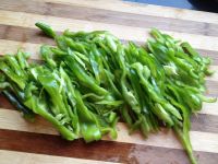 尖椒炒鸡蛋的做法步骤2