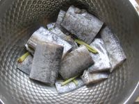 糖醋带鱼的做法步骤2