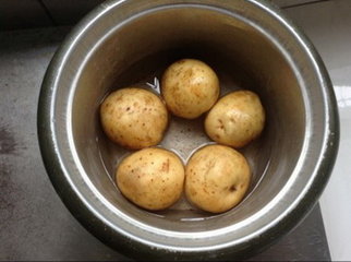 茴香老奶洋芋步骤1