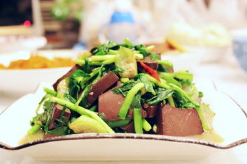 韭菜丝瓜鸭血的做法