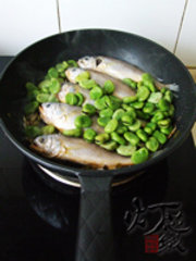 雪菜蚕豆烧黄鱼步骤6