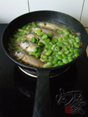 雪菜蚕豆烧黄鱼步骤7