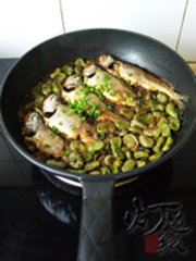 雪菜蚕豆烧黄鱼步骤9