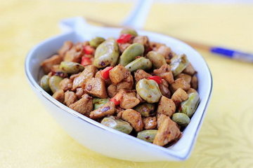 老干妈蚕豆炒鸡丁的做法