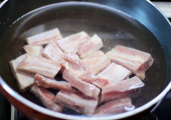 紫薯蒸排骨的做法步骤2