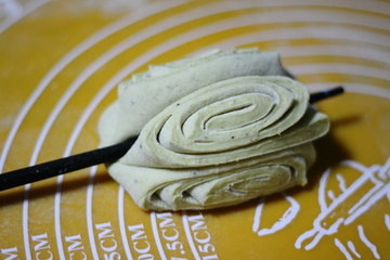 石斛南瓜红枣花卷的做法步骤5