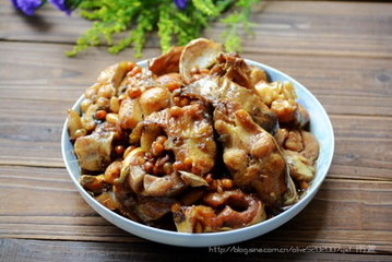 客家经典美味菜式黄豆焖鲶鱼步骤