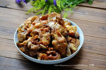 客家经典美味菜式黄豆焖鲶鱼步骤