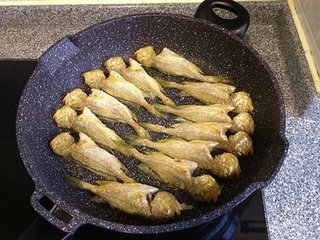 椒盐小黄鱼步骤5