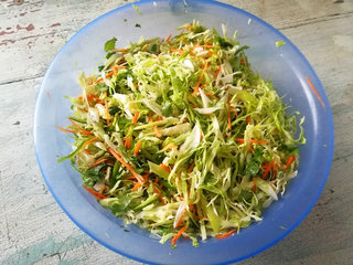 东北大嫂做“花咸菜”只用放盐就可以，两天就能吃，吃了赞不绝口6