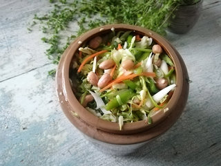 东北大嫂做“花咸菜”只用放盐就可以，两天就能吃，吃了赞不绝口9