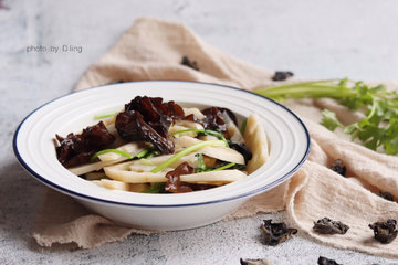 此菜爽脆滑口，女人常吃可益气补血，不想当黄脸婆的千万别放过9