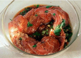 大厨总结4个炒肉技巧，不管炒什么肉，只要这样做，肉更鲜嫩入味3