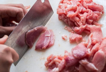 大厨总结4个炒肉技巧，不管炒什么肉，只要这样做，肉更鲜嫩入味5