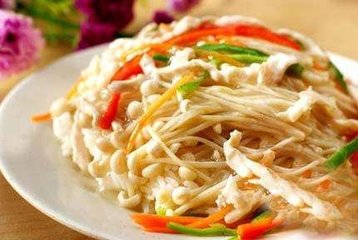 老人吃金针菇缓解便秘、降血脂，但一种错误吃法，很容易食物中毒1