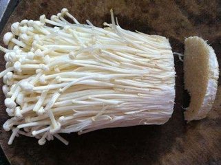 老人吃金针菇缓解便秘、降血脂，但一种错误吃法，很容易食物中毒3