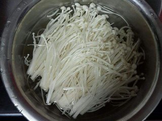 老人吃金针菇缓解便秘、降血脂，但一种错误吃法，很容易食物中毒4