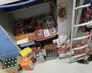 宿管大妈查寝，竟查出一个“小型超市”，小太阳烤虾只是小儿科!