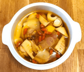 秋冬必备暖身汤，暖暖的，味道鲜美，喝起来上瘾