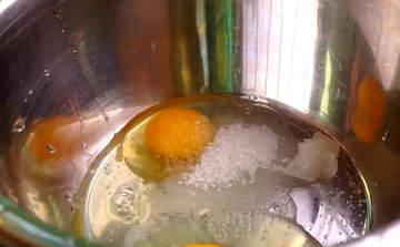 一盒牛奶两个鸡蛋，3分钟学会蛋奶酥做法，香甜蓬松比蛋糕还好吃2