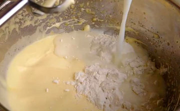 一盒牛奶两个鸡蛋，3分钟学会蛋奶酥做法，香甜蓬松比蛋糕还好吃3