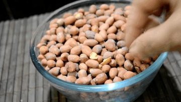 每天吃花生，提高免疫力，但注意这3种花生吃法反而会“养病”5