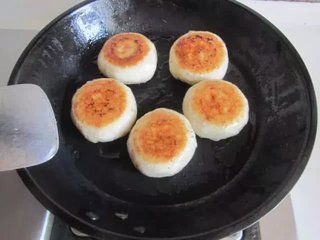 喝过“汽水”的包子，还没出锅，就能闻到香，金黄香脆！6