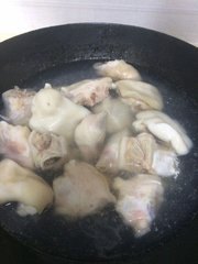 炖猪蹄汤时，千万不要直接炖！如果少了这1步，猪蹄臭味非常重2