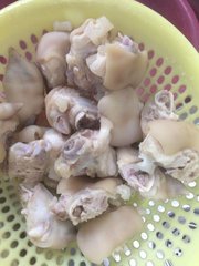 炖猪蹄汤时，千万不要直接炖！如果少了这1步，猪蹄臭味非常重3