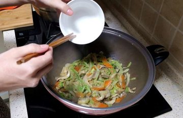 白菜最新做法：不炖豆腐, 不凉拌, 不放一块肉, 比吃肉香, 特解馋8