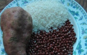 辅助食疗贫血，除湿气：红薯红豆粥3