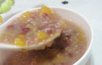 辅助食疗贫血，除湿气：红薯红豆粥4