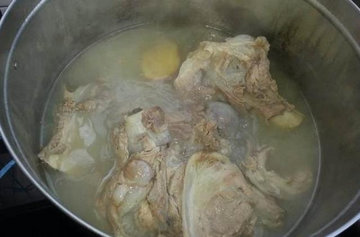 放错了“水”的补钙大骨汤，汤色不白肉不鲜美5