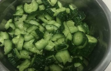 凉拌黄瓜的做法1