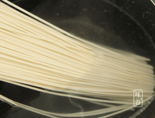 别再煮着吃面条，做成早餐煎饼，香脆可口，连吃3块，太美味了3！