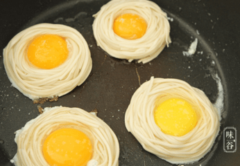 别再煮着吃面条，做成早餐煎饼，香脆可口，连吃3块，太美味了5！