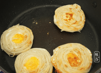 别再煮着吃面条，做成早餐煎饼，香脆可口，连吃3块，太美味了6！