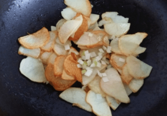 多“一步”贼香，入冬后我家就爱这样吃土豆，酸辣开胃又暖身3