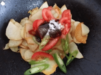 多“一步”贼香，入冬后我家就爱这样吃土豆，酸辣开胃又暖身4