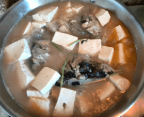 秋冬孩子要长高个，炖鱼加一物来补钙3
