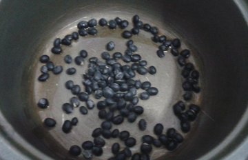 黑豆粥的做法1